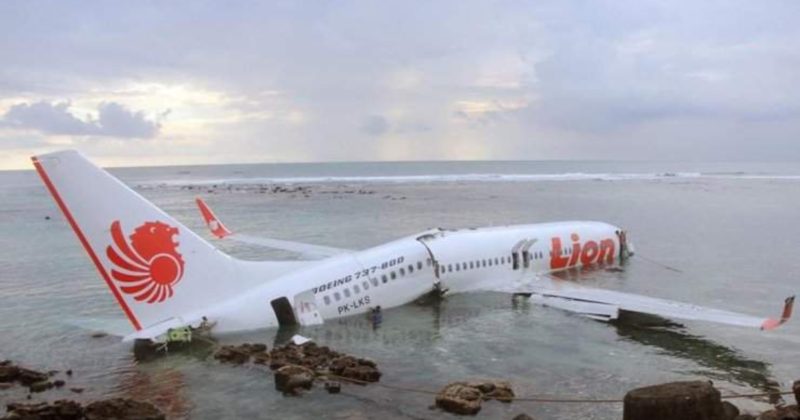 Происшествия: Самолет со 189 пассажирами упал в море у берегов Индонезии, предполагается, что погибли все