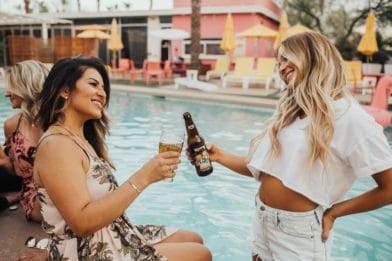 две девушки с пивом
