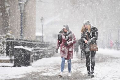 две девушки в снегу