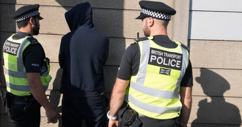 Общество: Останавливают и обыскивают: чернокожие в девять раз чаще подвергаются нападению британской полиции
