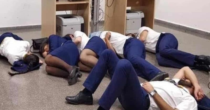 Общество: Экипаж Ryanair спит на полу аэропорта из-за отсутствия мест в гостиницах