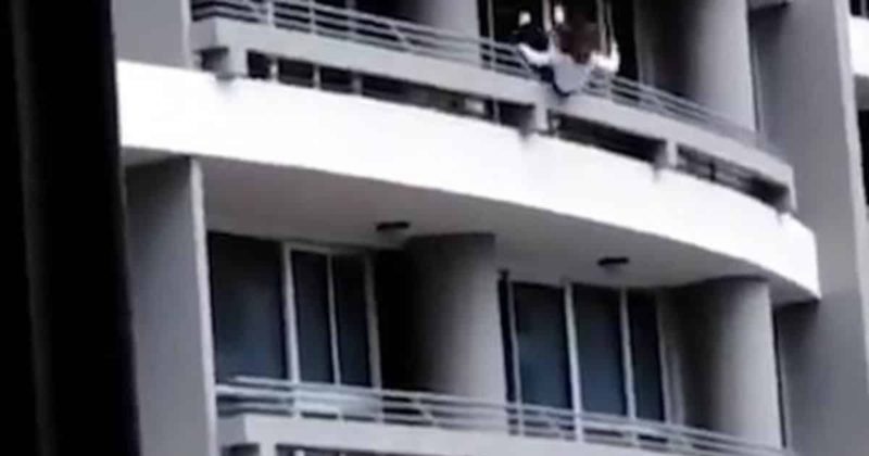 Общество: Молодая мама двоих детей упала с 27 этажа, делая селфи (видео)