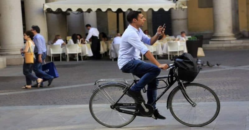 Общество: Полиция тормозит велосипедистов с мобильными в руках, хотя это не преступление