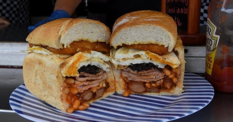 Досуг: Авто-кафе подает традиционный уэльский завтрак внутри буханки хлеба за £10