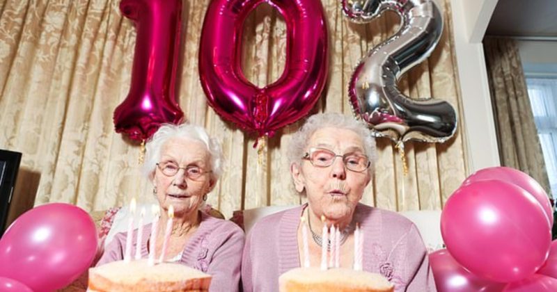 Общество: Старейшие близнецы Великобритании отметили 102-летие и открыли секреты долголетия