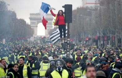 женщина с флагом на демонстрации