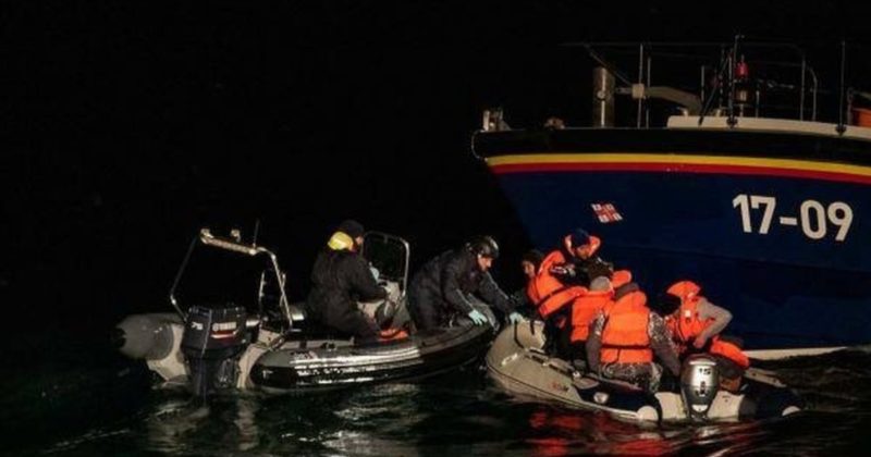 Общество: Береговая охрана Франции выловила еще восемь "полузамерзших" мигрантов на Ла-Манше
