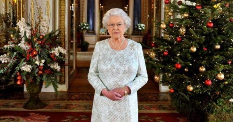 Популярное: Королева не убирает рождественскую елку аж до февраля, и на это есть трогательная причина
