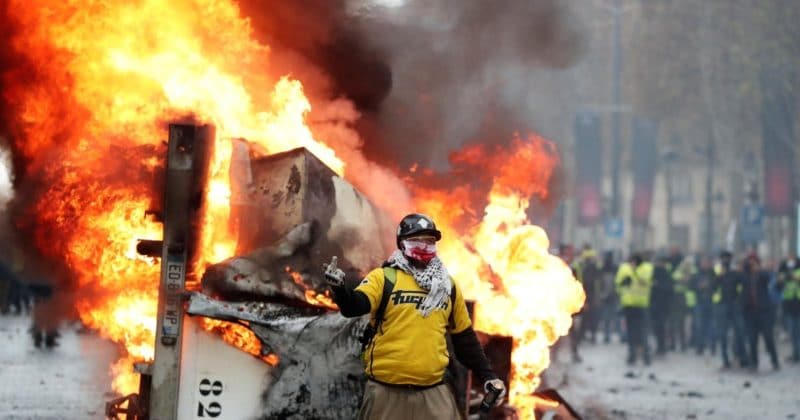 В мире: Париж горит! Тысячи протестующих развели огромные костры на Елисейских полях
