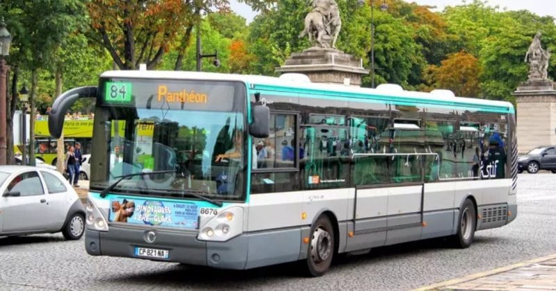 Общество: Мир прозвал парижского водителя автобуса героем за великодушный поступок