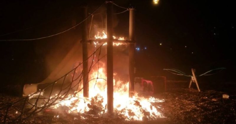 Происшествия: В Мерсисайде хулиганы сожгли детскую площадку, празднуя Ночь Гая Фокса