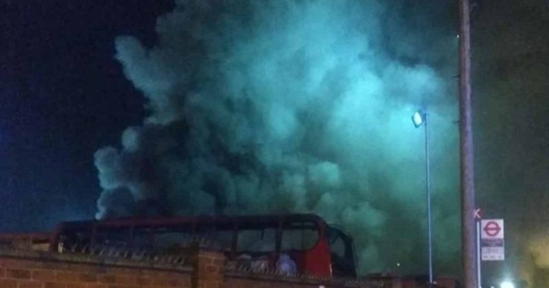 Общество: Пожар в Лондоне: десятки пожарных тушили огонь в автобусном депо