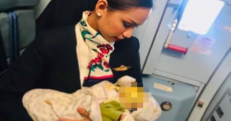 Общество: Добрая стюардесса покормила грудью чужого ребенка во время полета