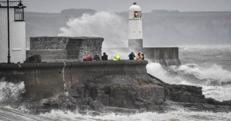 Погода: Погода в Британии: шторм Дейдре с силой урагана превратит эти выходные в ад
