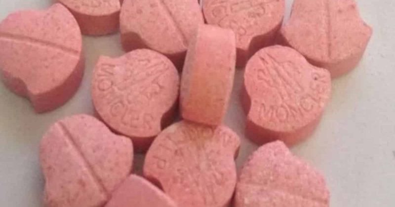 Общество: Полиция предупреждает об опасности для детей розовых таблеток Moncler