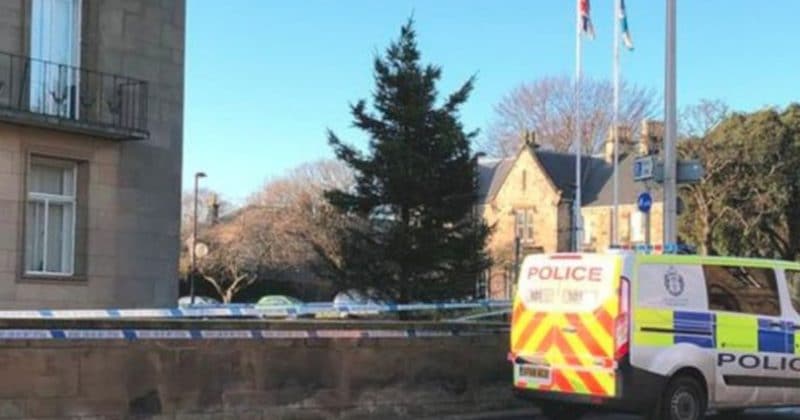 Происшествия: В Шотландии мужчина умер после падения с рождественской елки