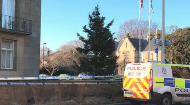 В Шотландии мужчина умер после падения с рождественской елки 14122018 Происшествия: В Шотландии мужчина умер после падения с рождественской елки