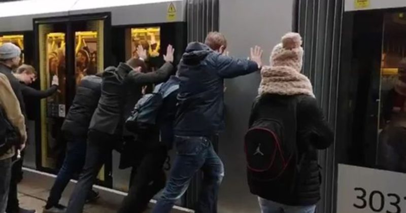 В Манчестере пассажирам пришлось толкать трамвай, чтобы уехать на работу (видео) 06122018 Общество: В Манчестере пассажирам пришлось толкать трамвай, чтобы уехать на работу (видео)