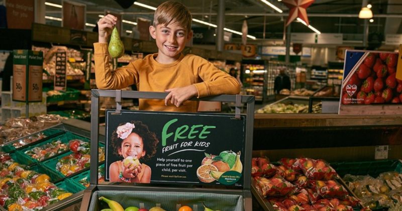 Общество: Morrisons бесплатно раздает детям фрукты во всех своих магазинах