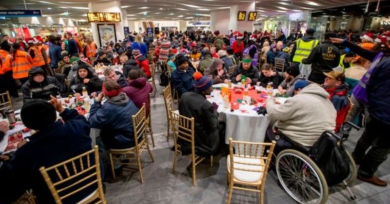 Общество: На вокзале Бирмингема организовали рождественский ужин для бездомных
