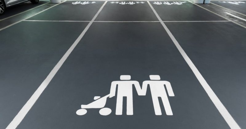 Общество: Новые парковочные места для нетрадиционных семей сбивают с толку водителей в Лондоне