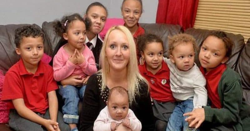Общество: Мама 8 детей, получающая £30 тысяч пособий в год, потратит £2500 на увеличение груди
