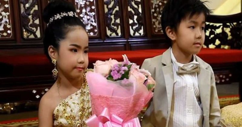 Общество: Родители поженили 6-летних близнецов из Таиланда, чтобы исправить их карму