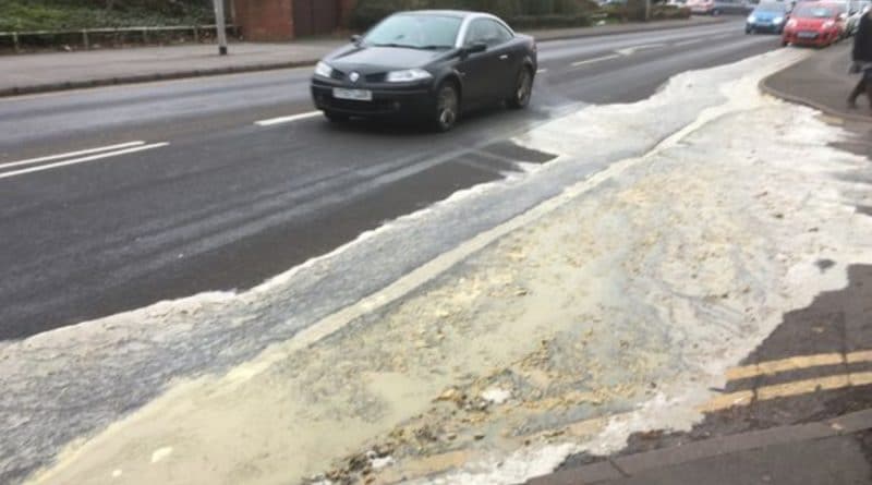 Оживленную улицу Уэст-Мидлендса залило фекалиями из переполненной канализации 02012019 Происшествия: Оживленную улицу Уэст-Мидлендса залило фекалиями из переполненной канализации