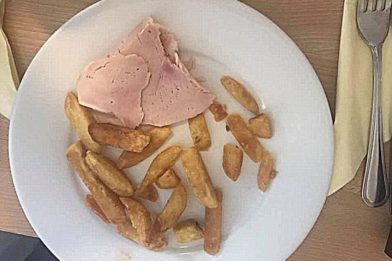 жареный картофель и колбаса