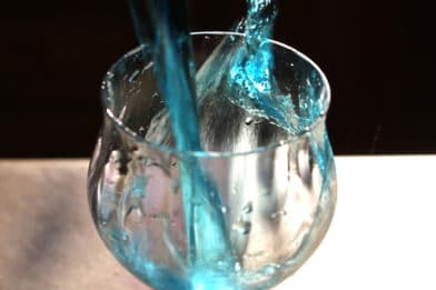 голубая вода в бокале