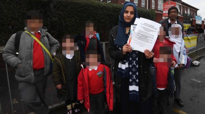 Общество: Родители-мусульмане забирают детей из школы, где "продвигают ЛГБТ-движение"