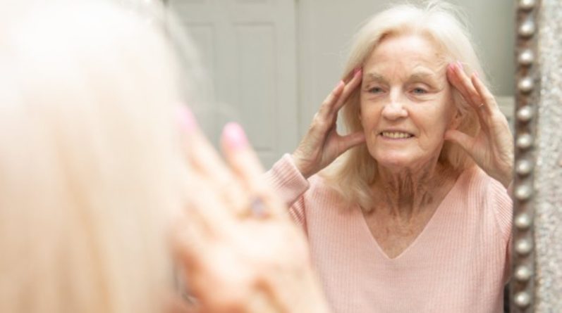 Общество: 80-летняя бабушка станет самым старым человеком Великобритании, сделавшим подтяжку лица
