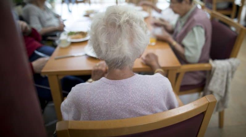 Общество: Британские дома престарелых тратят мизерные £2,44 в день на питание каждого жителя