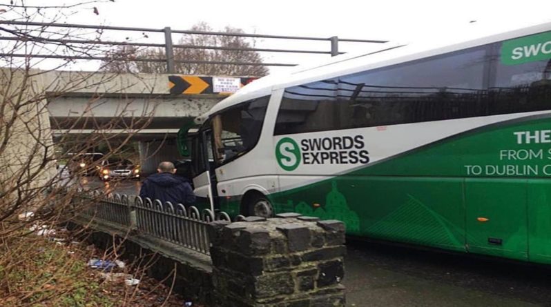 Общество: Десять детей срочно доставлены в больницу после того, как школьный автобус врезался в мост в Дублине