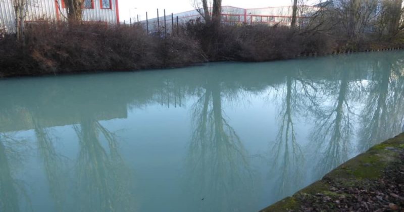 Общество: Канал Бриджуотер в Большом Манчестере внезапно приобрел странный оттенок синего цвета