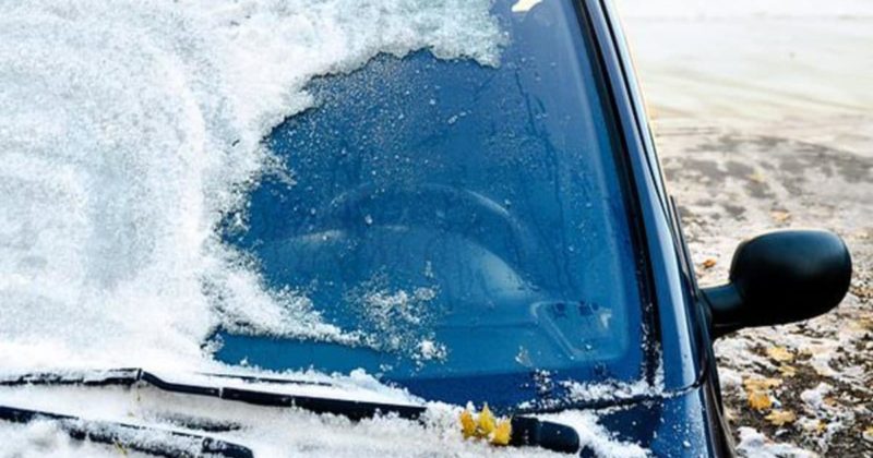Лайфхаки и советы: Удаление льда с машины при работающем двигателе незаконно, и нарушителям грозит штраф