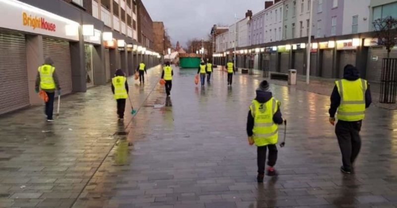 Общество: Больше тысячи юных мусульман убирали улицы Британии после новогодних празднований