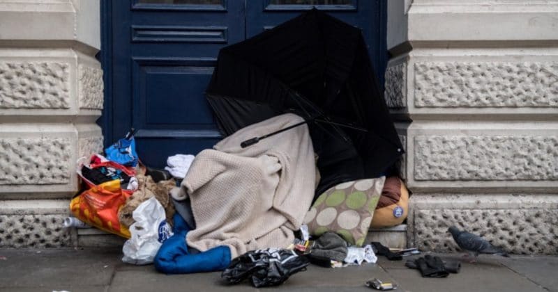 Общество: Бездомная пара получила £90 тыс. компенсации после того, как Home Office незаконно удерживал их 154 дня