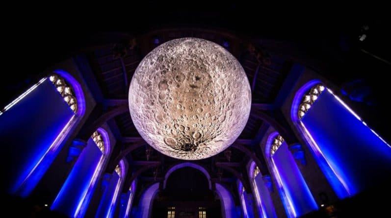 Досуг: Лондонский Музей естествознания проведет занятия йогой под гигантской луной