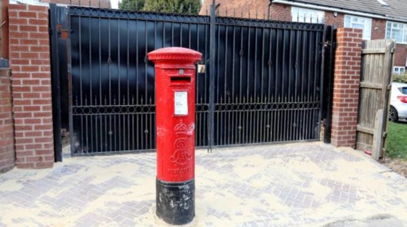 Общество: Британец требует убрать почтовый ящик, стоящий посреди его подъездной дорожки, но не все так просто