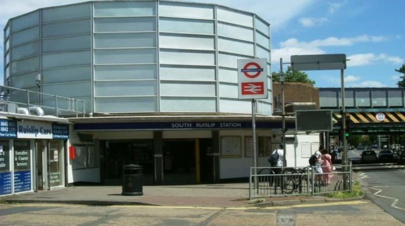 Общество: Лондонского школьника средь бела дня ударили ножом в живот на станции метро South Ruislip