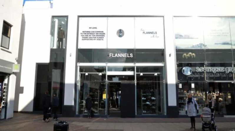 Воры протаранили дизайнерский магазин Flannels в Большом Манчестере, чтобы вынести товары на сумму £40000 05022019 Общество: Воры протаранили дизайнерский магазин Flannels в Большом Манчестере, чтобы вынести товары на сумму £40000
