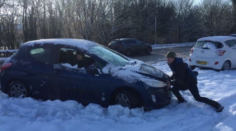 Общество: Снегопад в Великобритании: водителей предупреждают о тяжелых дорожных условиях по стране