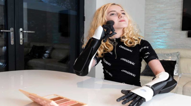 Общество: Девочка 13 лет с бионическими руками демонстрирует возможности новой технологии