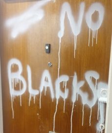 надпись "нет черным"