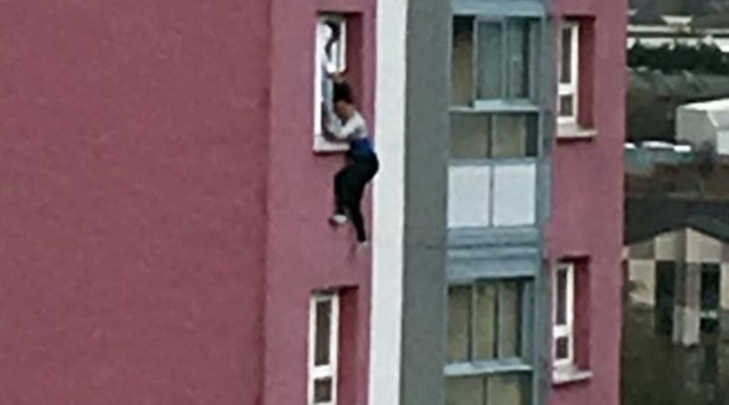 Происшествия: Женщина разбилась насмерть после того, как преступник свесил ее за волосы из окна