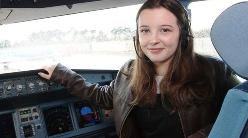 Общество: 16-летний подросток стала самой молодой женщиной-пилотом в Великобритании