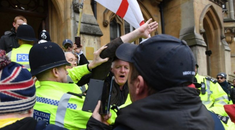 Желтые жилеты штурмовали офис генерального прокурора в Лондоне 21032019 Происшествия: Желтые жилеты штурмовали офис генерального прокурора в Лондоне