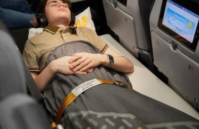 подросток спит в самолете