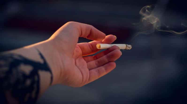 Общество: Британцы выкурят последнюю сигарету в 2050 году